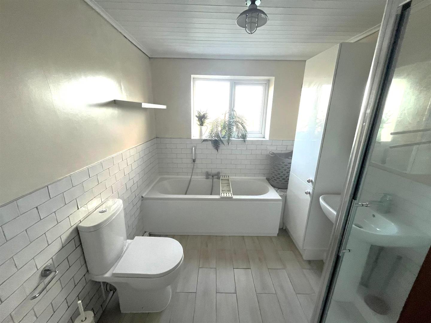 Vicarage Road, Morriston, Swansea, SA6 6DH